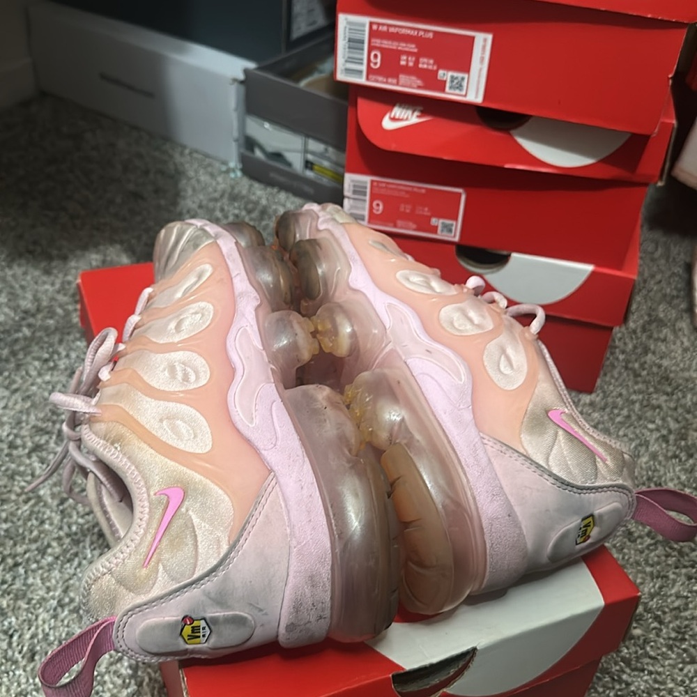 Nike VaporMax Plus Free Gift 🎁
Bubblegum Pink Sneakers 👟 Size 9 (Used Dirty) - Picture 5 of 12